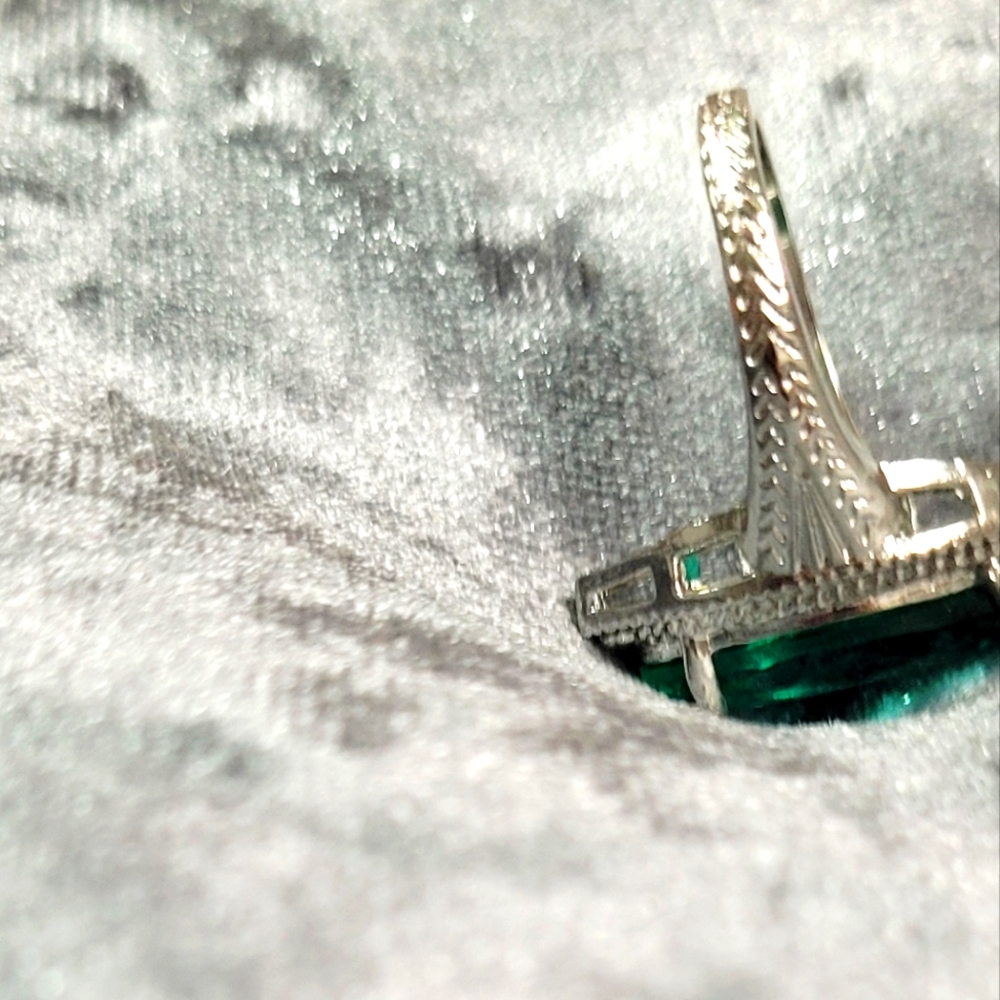 Large Green Marquise shaped Rhinestone Ring - Picture 8 of 12